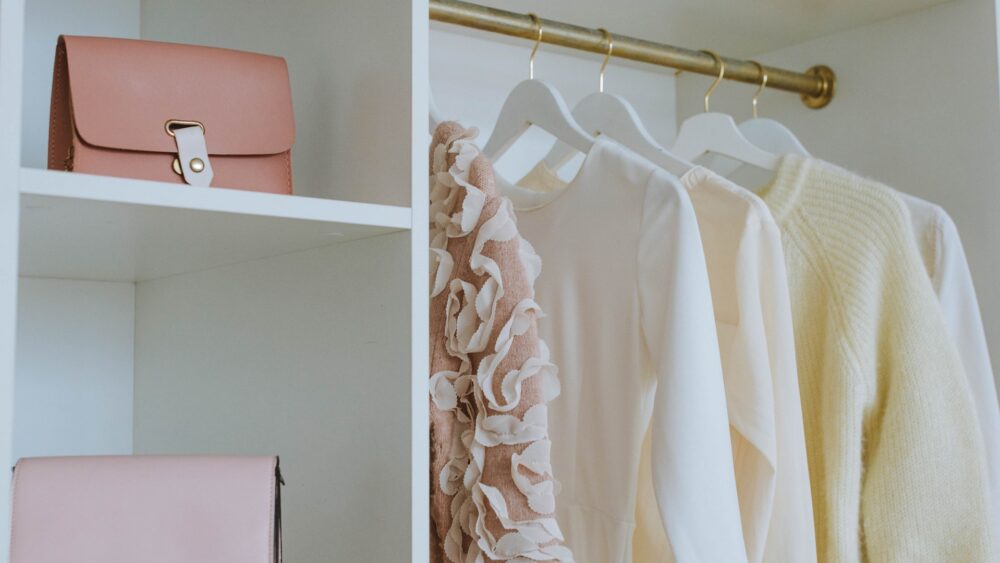 Szafa kapsułowa – dowiedz się, jak ją zbudować!